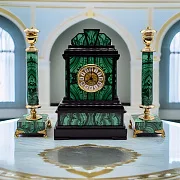 На память: Часы с подсвечниками из малахита и долерита — фотография 1