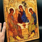 Икона Святая Троица. 36*30 с подставкой — оригинальный подарок — фотография 1