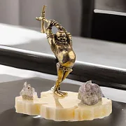 Подарочная бронзовая статуэтка «Гном» с киркой на ониксе — фотография 1