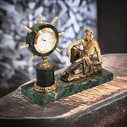 Настольные часы «Моряк» из бронзы и змеевика — оригинальный подарок — фотография 1