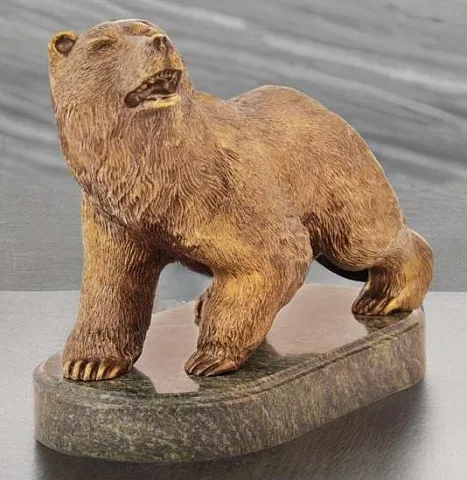 Бронзовая статуэтка «Медведица» на змеевике в подарок