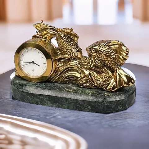 Подарочные настольные часы с бронзовыми рыбами на змеевике