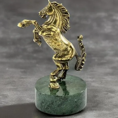 На память: Статуэтка «Конь на дыбах» из бронзы на змеевике